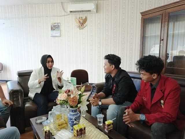 dua_anggota_dprd_medan_nyaris_adu_jotos_dipicu_pemanggilan_nama_staf