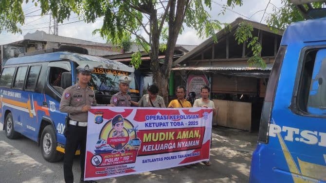 kampanye_keselamatan_lalu_lintas_polisi_ingatkan_sopir_bus_tak_ugalugalan