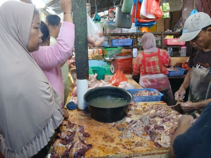 jelang_idulfitri_harga_daging_dan_bumbu_dapur_di_pasar_dwikora_siantar_melambung