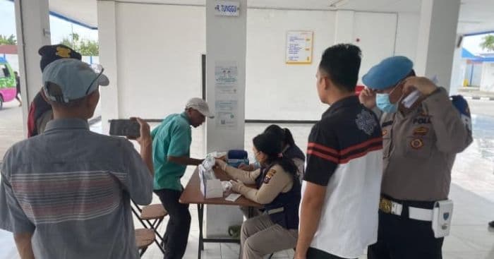 pastikan_keselamatan_mudik_polisi_tes_urine_sopir_di_terminal_lubuk_pakam