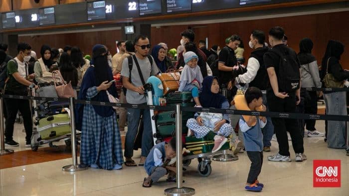 puncak_mudik_penumpang_padati_soetta_sejak_dini_hari
