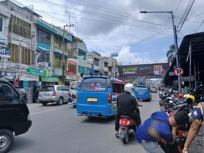 warga_keluhkan_kemacetan_di_pasar_horas_akibat_parkir_motor_yang_meluber_ke_jalan_sutomo