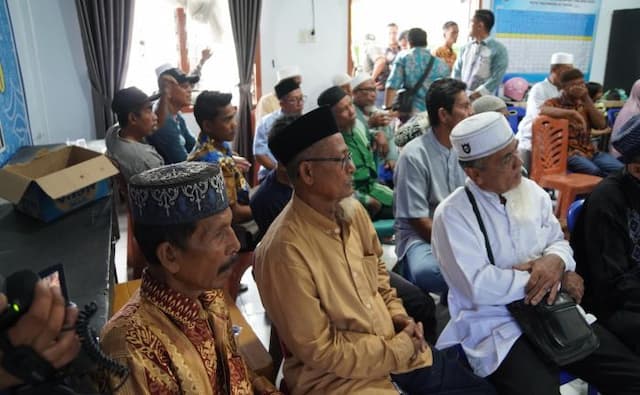 guru_mengaji_bilal_mayit_dan_penggali_kubur_di_tanjung_balai_terima_bansos