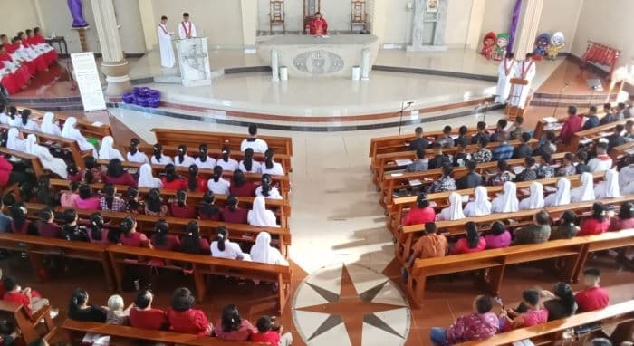 jumat_agung_di_paroki_st_yosef_pandan_umat_mengenang_sengsara_dan_wafat_yesus