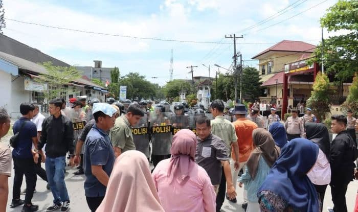 polres_tanjung_balai_simulasi_pengendalian_massa_saat_may_day