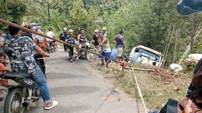 satu_unit_dump_truk_jatuh_ke_jurang_di_jalan_lintas_sipiongot