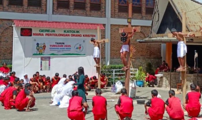tablo_jalan_salib_gereja_paroki_mpok_sidikalang_pukau_ribuan_warga_