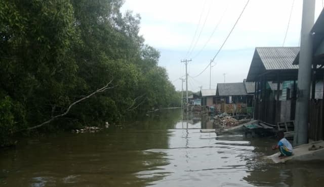air_pasang_rob_genangi_jalan_di_desa_bagan_kuala_sergai_