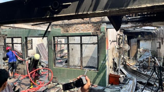 rumah_terbakar_di_jalan_cangkir_medan_kepling_satu_korban_luka_bakar