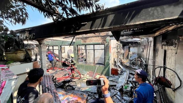 satu_rumah_dan_kendaraan_pribadi_ludes_terbakar_di_jalan_cangkir_medan