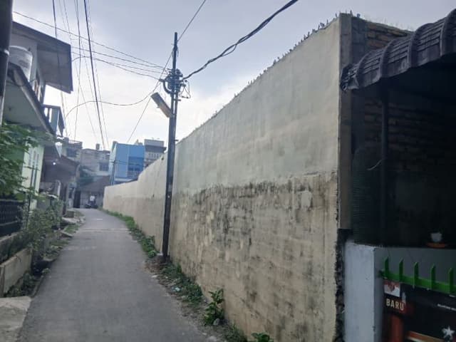 tembok_setinggi_3_meter_di_jalan_mojopahit_siantar_diduga_tak_berizin_warga_apa_nunggu_korban_jiwa_baru_ditindak