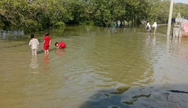 banjir_rob_rendam_pemukiman_di_tanjung_beringin_dan_kantor_desa_bagan_kuala_sergai_