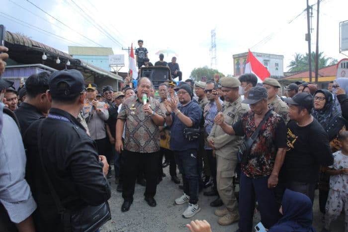 bupati_taufik_temui_gubernur_bobby_sampaikan_aspirasi_warga_soal_jalan_rusak_di_buntu_pane