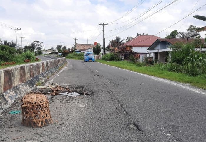 lubang_besar_di_jalan_provinsi_pematang_rayasaribudolok_ancam_keselamatan_pengendara
