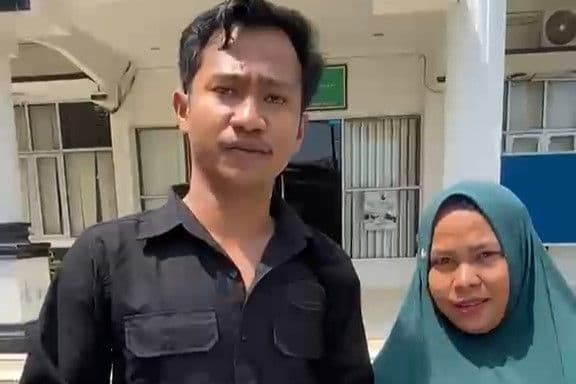 pengacara_dan_korban_datangi_kejari_sibolga_minta_tersangka_penganiayaan_ditahan_