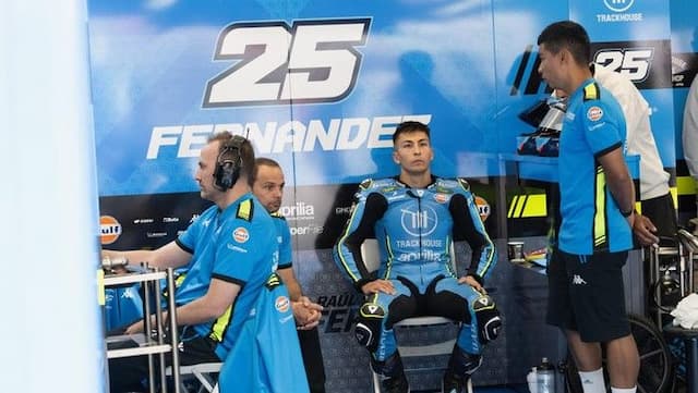 raul_fernandez_salahkan_jorge_martin_atas_crash_sesama_aprilia_di_motogp_catalunya_