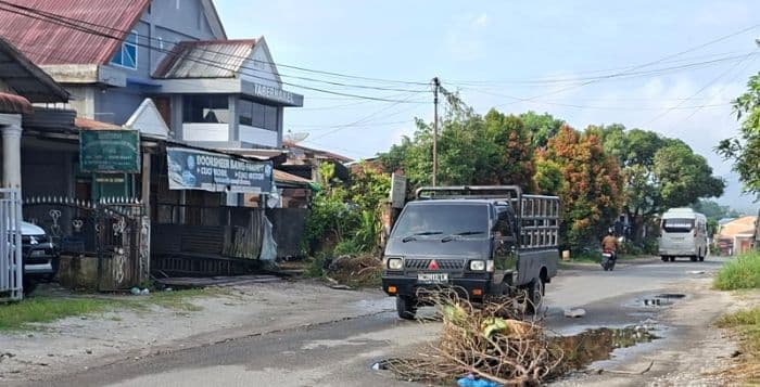 warga_sidikalang_pasang_keranjang_sampah_di_jalan_berlubang_sebagai_tanda_bahaya