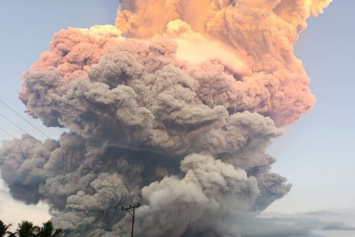 gunung_lewotobi_meletus_penerbangan_ke_pulau_flores_lumpuh_total