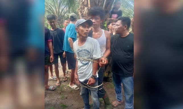 kepergok_curi_lembu_di_perkebunan_sawit_dua_pria_di_asahan_diikat_warga