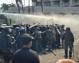 eksekusi_lahan_hotel_sultan_ricuh_massa_lempari_petugas_dan_sejumlah_orang_diamankan