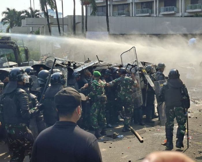 eksekusi_lahan_hotel_sultan_ricuh_massa_lempari_petugas_dan_sejumlah_orang_diamankan