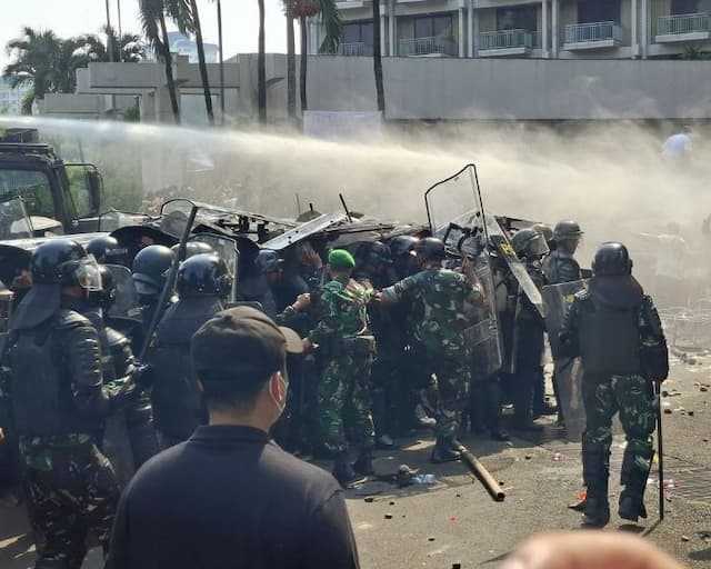 eksekusi_lahan_hotel_sultan_ricuh_massa_lempari_petugas_dan_sejumlah_orang_diamankan