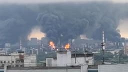 kilang_minyak_terbakar_dan_bandara_di_rusia_ditutup_usai_serangan_drone_ukraina
