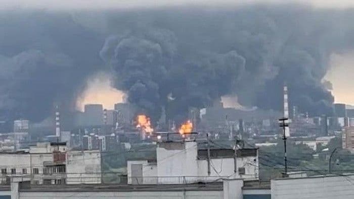 kilang_minyak_terbakar_dan_bandara_di_rusia_ditutup_usai_serangan_drone_ukraina