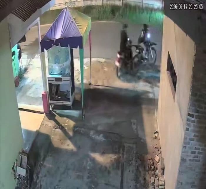 dua_pelaku_curi_motor_trail_honda_crf_di_deli_serdang_terekam_cctv