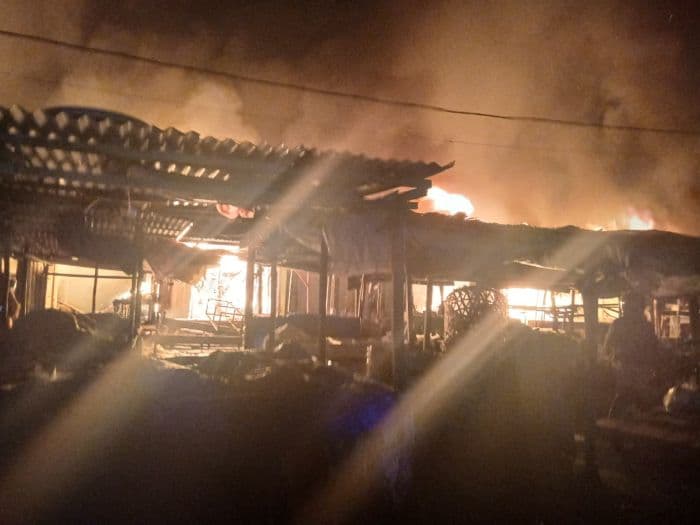 pasar_dwikora_pematangsiantar_terbakar_puluhan_kios_monja_ludes_dilalap_api
