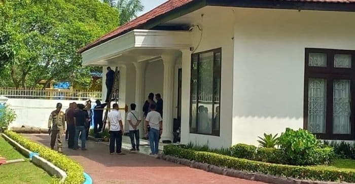 polisi_libatkan_tim_labfor_selidiki_pecahnya_kaca_rumah_dinas_wakil_bupati_deli_serdang