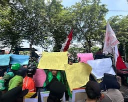ratusan_pengemudi_ojol_gruduk_dprd_sumut_desak_potongan_aplikasi_8_persen_dan_tolak_kenaikan_bbm