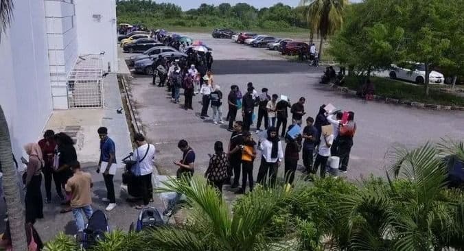 ribuan_warga_malaysia_rela_antre_2_kilometer_untuk_melamar_kerja_