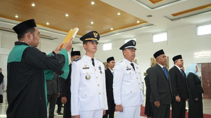 sempat_dinonaktifkan_atas_dugaan_ketidaknetralan_pilkades_boby_arianto_dilantik_jadi_camat_pantai_labu
