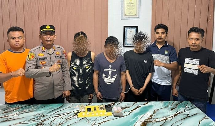 transaksi_narkoba_di_pinggir_jalan_digerebek_polisi_amankan_pengedar_dan_dua_pembeli_di_batu_bara