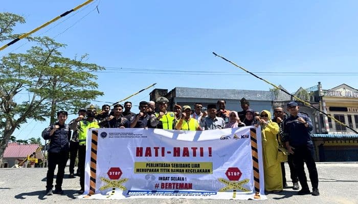 minimalisasi_kecelakaan_di_jalur_kereta_kuala_tanjung_pemdes_serahkan_dua_palang_portal_sederhana