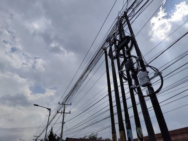 tiang_dan_kabel_fiber_optik_internet_bikin_semrawut_siantar_satpol_pp_konfirmasi_ke_dinas_putr