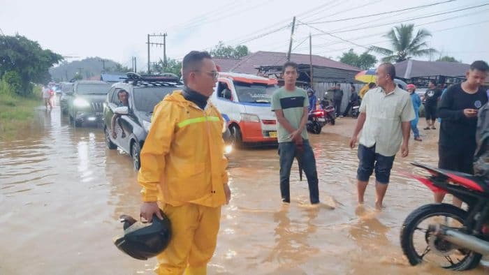 banjir_di_tapteng_jalan_lintas_lopian_sempat_lumpuhbanjir_di_tapteng_jalan_lintas_lopian_sempat_lumpuh