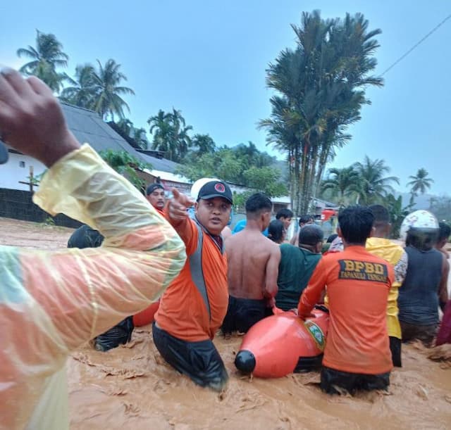 bpbd_tapteng_evakuasi_warga_terjebak_banjir_di_empat_kecamatan_akibat_hujan_deras