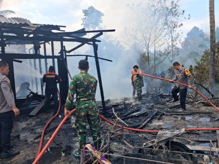 dua_rumah_dan_bengkel_di_tigalingga_dairi_hangus_terbakar_diduga_akibat_korsleting_listrik