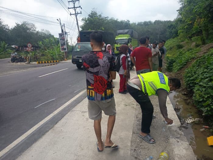 tabrakan_motor_dan_truk_di_kisaran_asahan_pasutri_tewas_dengan_luka_berat_di_kepala