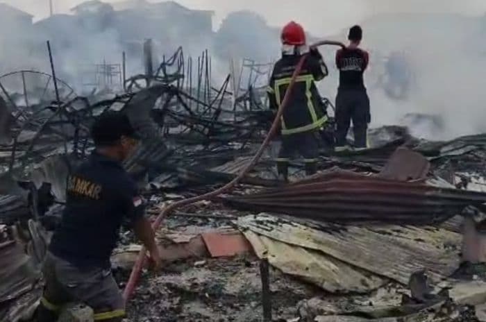 40_kios_pedagang_di_pasar_serbelawan_ludes_terbakar