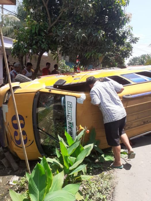 angkot_bawa_rombongan_terguling_di_namorambe_1_penumpang_tewas_terjepit