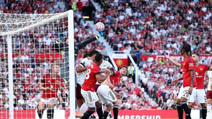 gary_neville_desak_mu_segera_datangkan_donnarumma_atau_emi_martinez