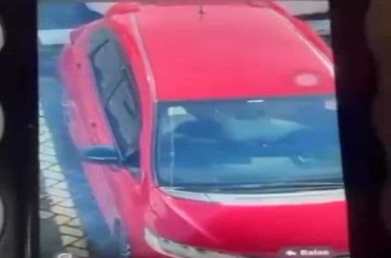 viral_mobil_merah_diduga_jadi_tempat_mesum_di_kampus_medan