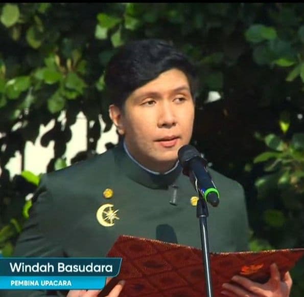 windah_basudara_jadi_pembina_upacara_hut_ri_ke80_momen_viral_banjir_meme_bocil_kematian