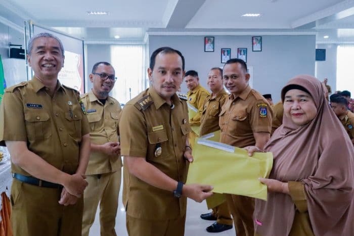 2904_siswa_sd_dan_smp_di_tebing_tinggi_terima_bantuan_pip_rp142_miliar