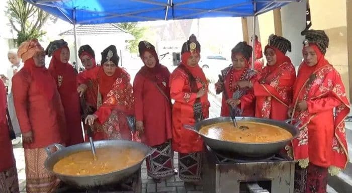 5_ton_rendang_sumbar_terbang_ke_ntt_bpom_kawal_keamanannya_untuk_korban_gempa_