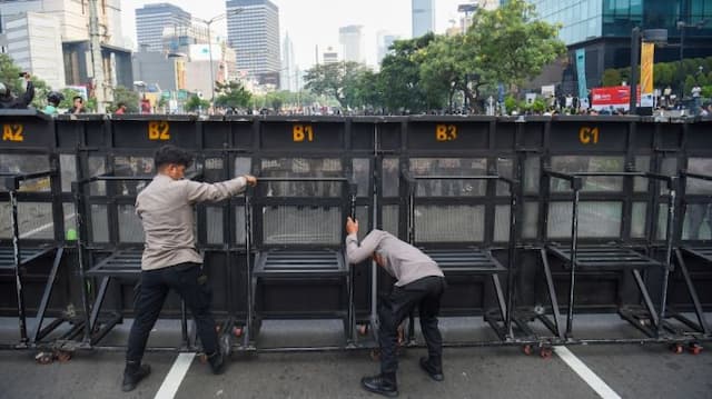 8242_personel_gabungan_dikerahkan_amankan_demo_mahasiswa_di_bundaran_hi