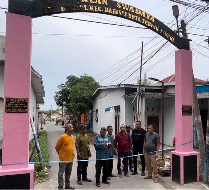 dari_dana_pribadi_ke_jalan_swadaya_kisah_gapura_yang_menerangi_brohol_